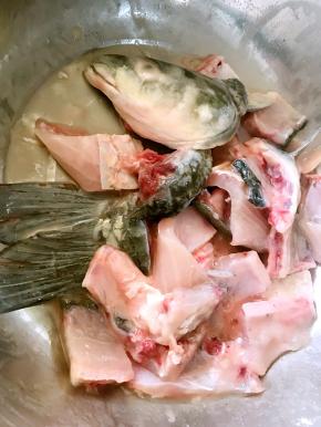 鱼骨里加入所有腌料的二分之一，用手抓10分钟左右，入味