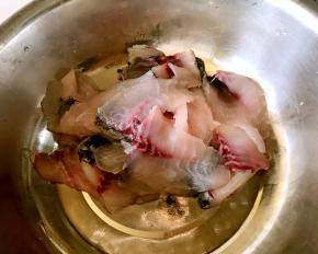 鱼肉洗净放一个盆