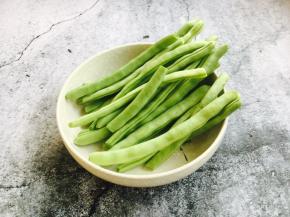 豆角洗干净，摘取两头的老根。