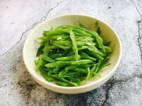 把豆角切成丝。