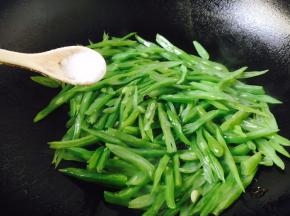 放入适量的盐。