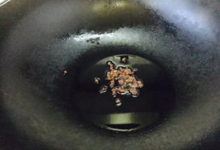 锅里放油，放入花椒。