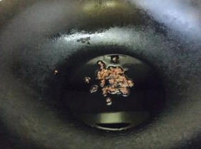 锅里放油，放入花椒。