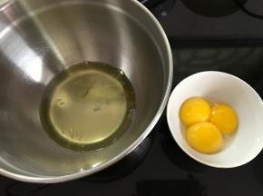蛋白和蛋黄分别打在无水无油的打蛋盆中。