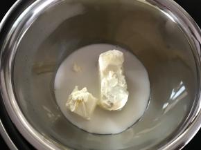 奶油奶酪加牛奶，隔热水搅拌至光滑无颗粒状。
