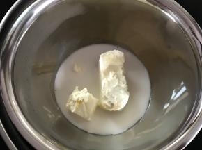 奶油奶酪加牛奶，隔热水搅拌至光滑无颗粒状。