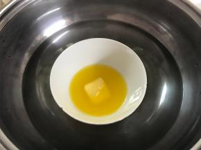 黄油隔水融化。