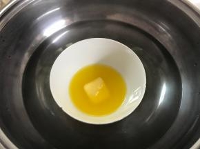 黄油隔水融化。