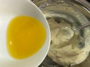 把黄油加入奶酪糊中，搅拌均匀。