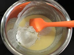 筛入低筋面粉和玉米淀粉，搅拌均匀。