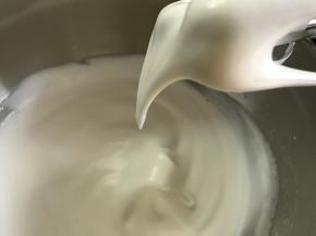 蛋清打成粗泡后加入三分之一细砂糖，打成细腻泡沫时加入三分之一细砂糖，打至出现纹路时加入剩余的细砂糖，直到打成湿性发泡。