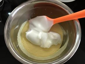 取三分之一的蛋白糊到乳酪蛋黄糊里，轻轻翻拌均匀。