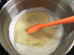 再将剩余的蛋白糊全部倒入乳酪蛋黄糊中，翻拌均匀。