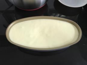 将蛋糕糊倒入乳酪模具中，八分满。