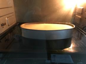 将乳酪模放入烤盘中，加2-3厘米热水，水浴法160度烤20分钟上色后转145度烤约45分钟即可。