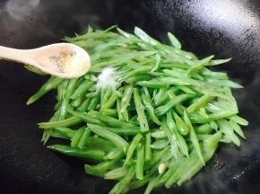 放入少许的鸡精，翻炒均匀。