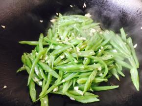 放入蒜末，翻炒均匀即可。