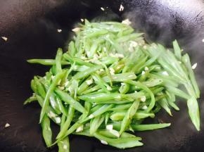 放入蒜末，翻炒均匀即可。