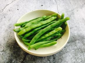 用水把豆角焯熟。 焯水时水开后放入少许的油和盐，放入豆角，焯熟，捞出过凉水，沥干水分备用。