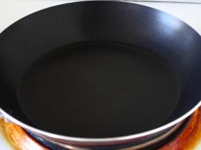 4.不粘锅烧温热后刷层薄油。