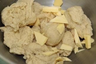 加入已室温软化好的黄油和面5分钟