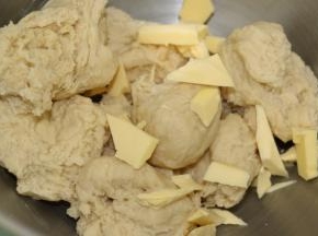 加入已室温软化好的黄油和面5分钟