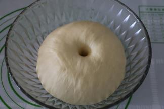 面团发至原来的2-2.5倍，手指戳孔不塌陷不回缩即表示发酵完成了。