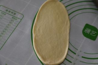 取一块面团擀成椭圆形