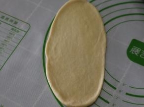 取一块面团擀成椭圆形