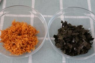 发酵的时候准备好肉松和紫菜，紫菜撕碎