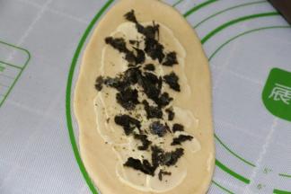 擦上沙拉酱，四周留出1.5cm空位不擦。铺上紫菜碎