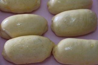 2发完成取出
175度预热烤箱
在面包表面擦上一层蛋液
175度烤20分钟
烤至表面金黄时盖上锡纸继续烤。