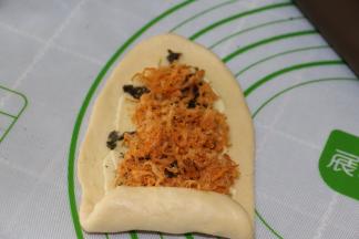 铺上肉松，从下端开始卷起