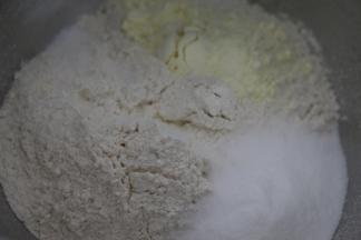 厨师机和面盆里放入面粉、奶粉、砂糖、盐