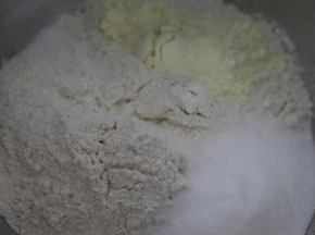 厨师机和面盆里放入面粉、奶粉、砂糖、盐
