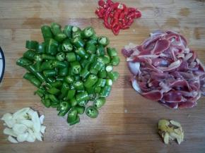 所需材料洗净切好。辣椒切段，鸡胗切片，姜、蒜切片。