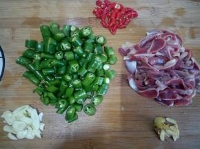 所需材料洗净切好。辣椒切段，鸡胗切片，姜、蒜切片。