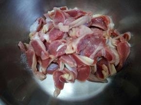 鸡胗放少许盐抓匀。锅内放水烧开后放入鸡胗焯烫半分钟捞起备用。