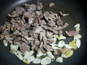 放入焯了水的鸡胗。