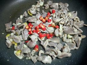 放入小米椒翻炒片刻。