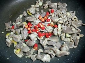 放入小米椒翻炒片刻。