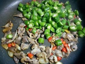 加入青尖椒翻炒。