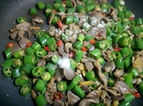 炒至断生，加少许盐、胡椒粉。