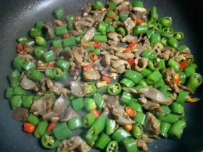 炒至汤汁收干，关火。