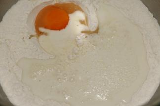 打入鸡蛋倒入牛奶