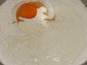 打入鸡蛋倒入牛奶