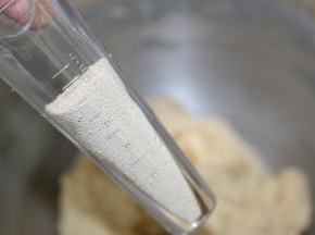 启动厨师机2档3分钟加入酵母再和面2分钟