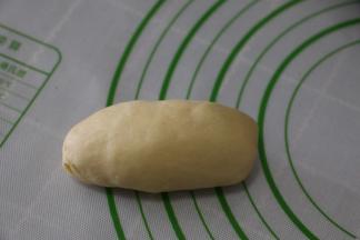 收好口子，收口朝下放入烤盘