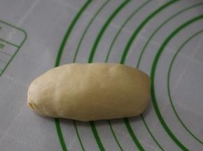 收好口子，收口朝下放入烤盘