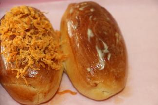 烤完取出，稍微冷却，在表面擦上沙拉酱，沾上肉松即可。